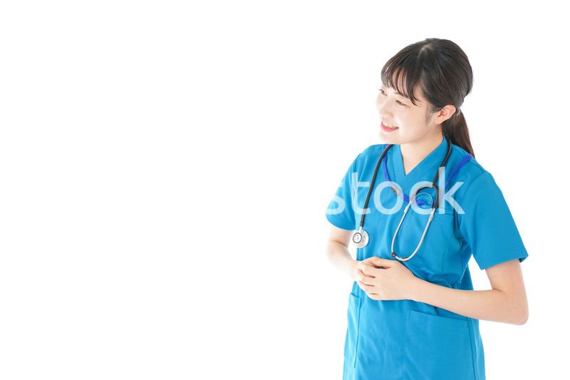 患者を応援する笑顔の若いナース