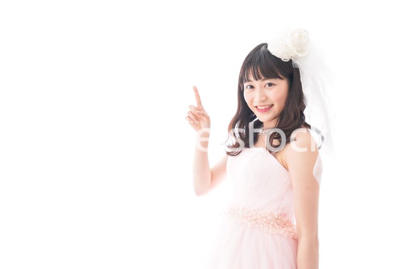 ポイントを指差す若い花嫁