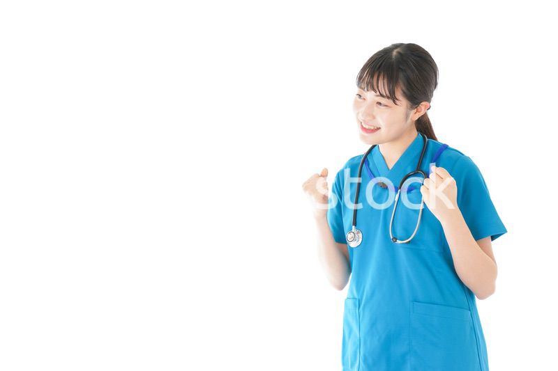 患者を応援する笑顔の若いナース