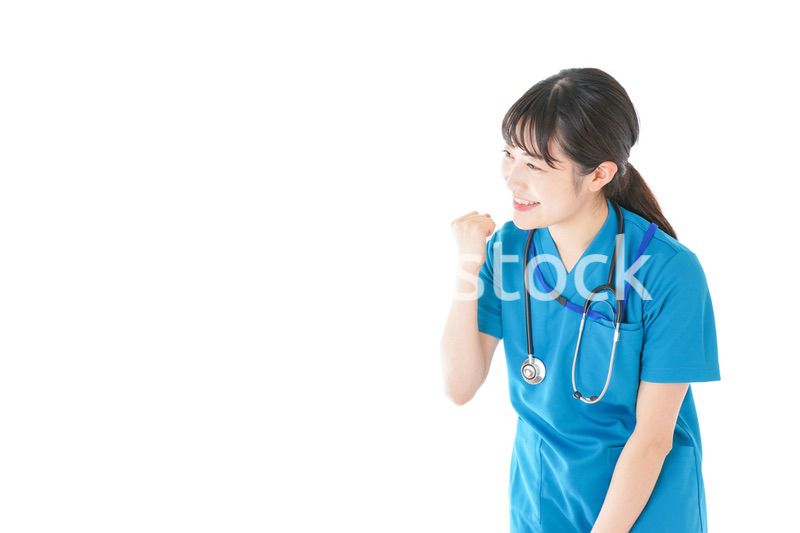 患者を応援する笑顔の若いナース