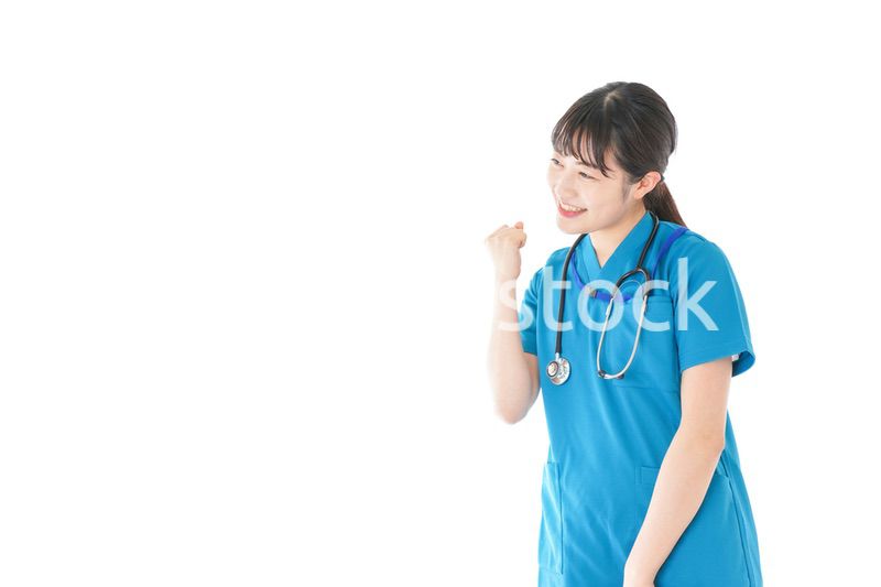 患者を応援する笑顔の若いナース