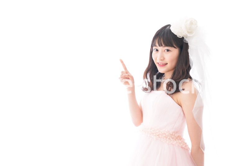 ポイントを指差す若い花嫁