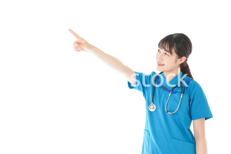 指をさす笑顔の若いナース
