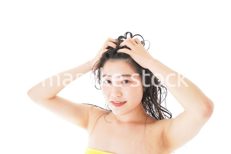 シャンプーをする若い女性