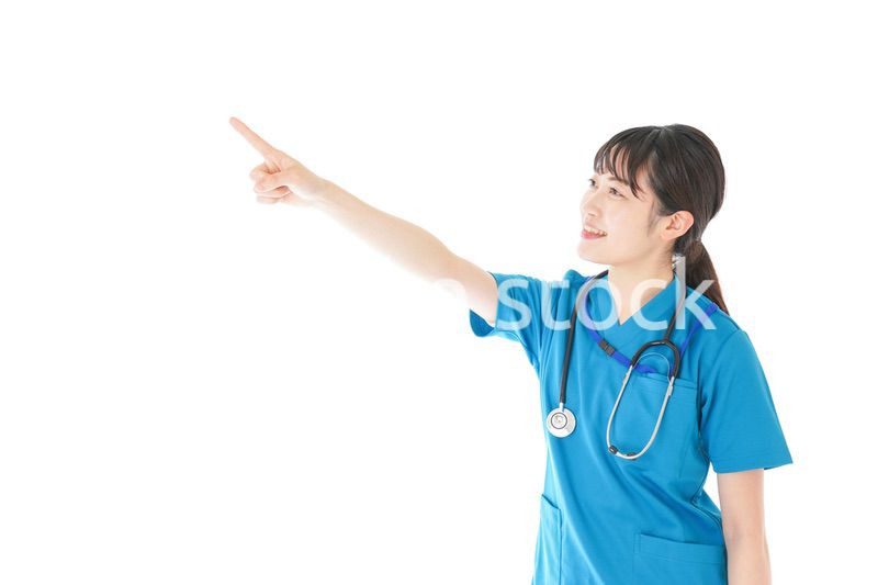 指をさす笑顔の若いナース