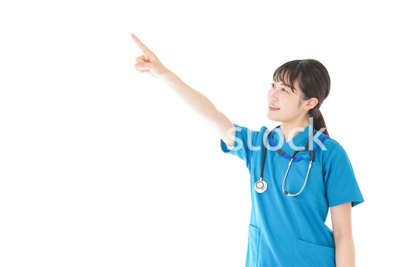 指をさす笑顔の若いナース