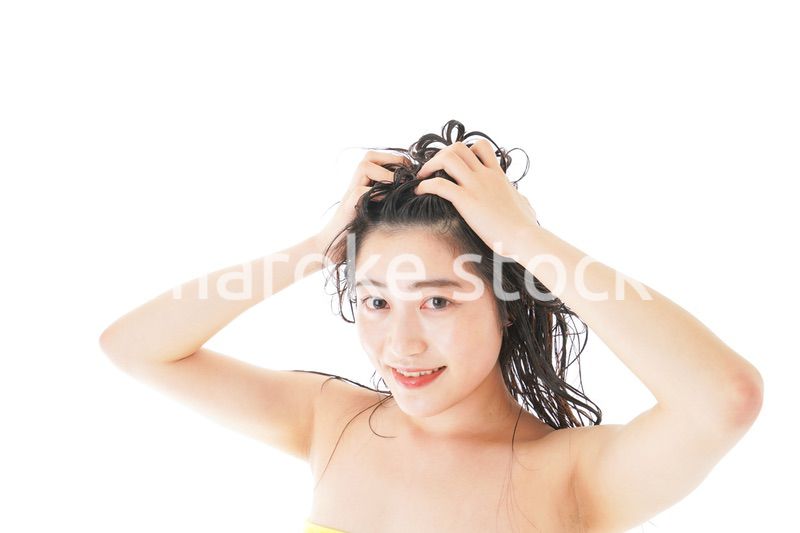 シャンプーをする若い女性