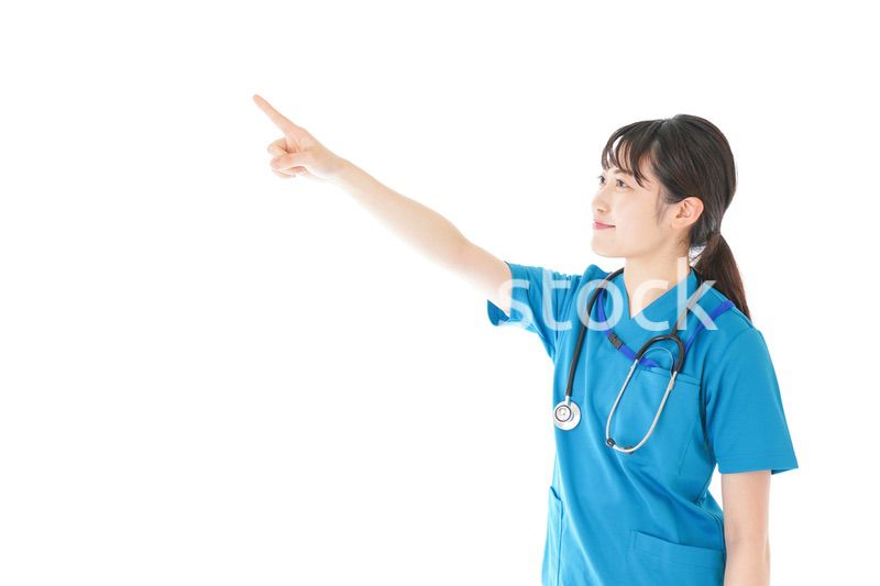 指をさす笑顔の若いナース