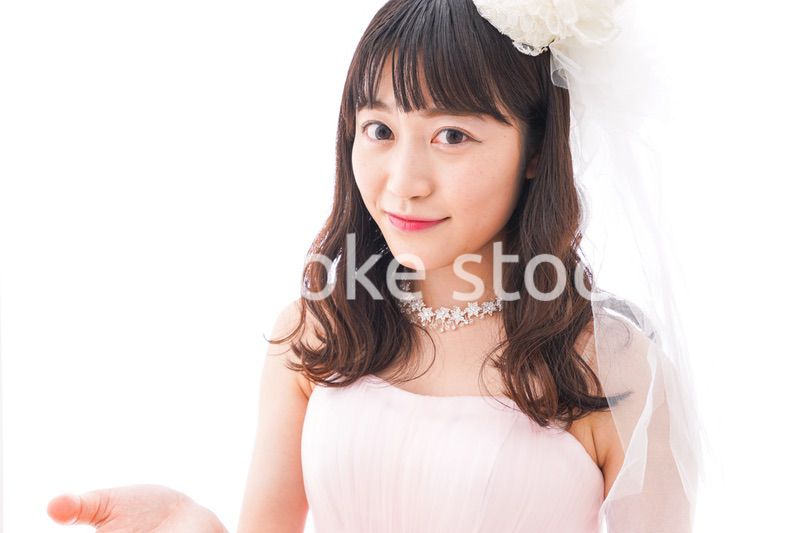 ピンクのドレスを着た花嫁