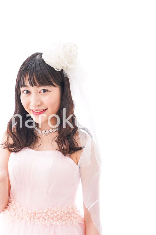 ピンクのドレスを着た花嫁