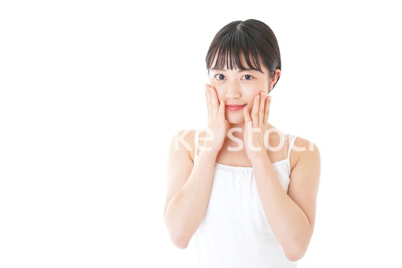 肌のケアをする若い女性