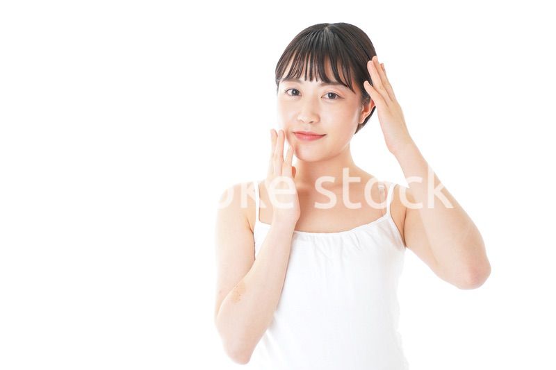 肌のケアをする若い女性