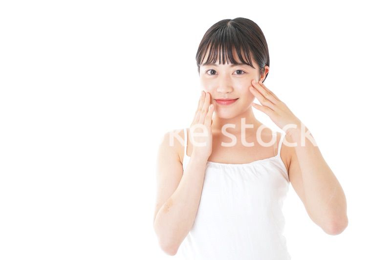 肌のケアをする若い女性