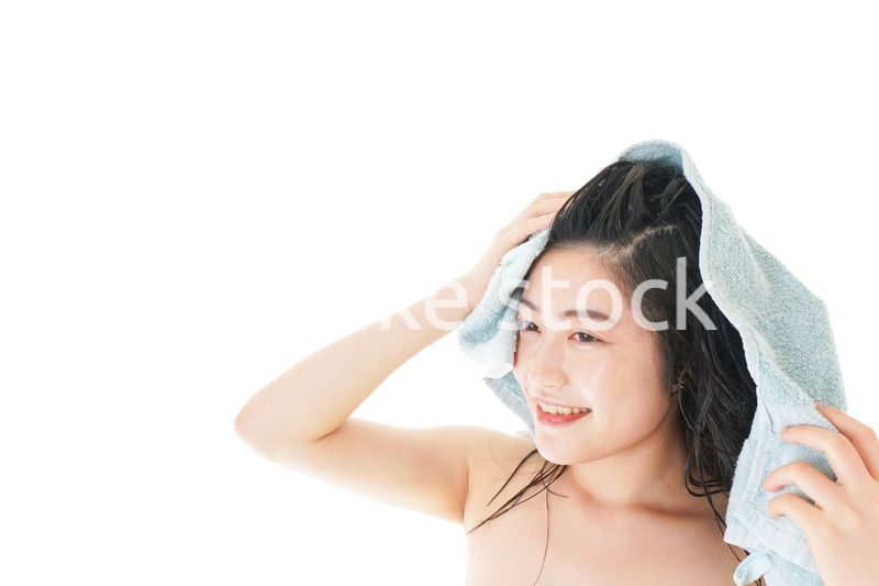 シャンプーをする若い女性