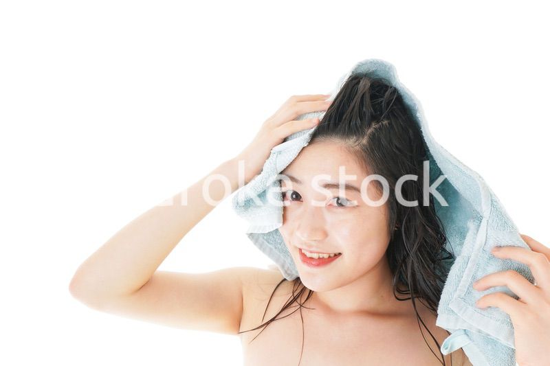 シャンプーをする若い女性