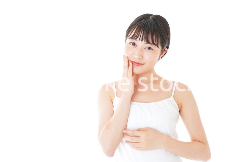 肌のケアをする若い女性