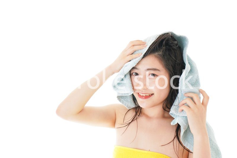 シャンプーをする若い女性