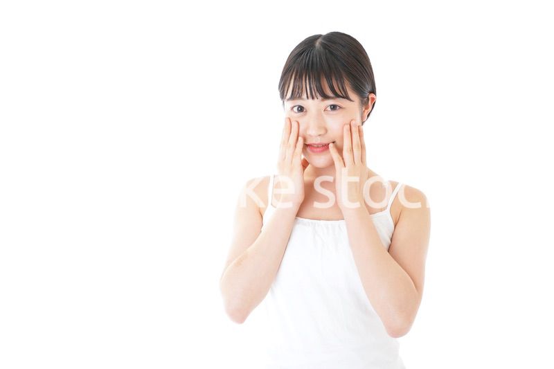 肌のケアをする若い女性