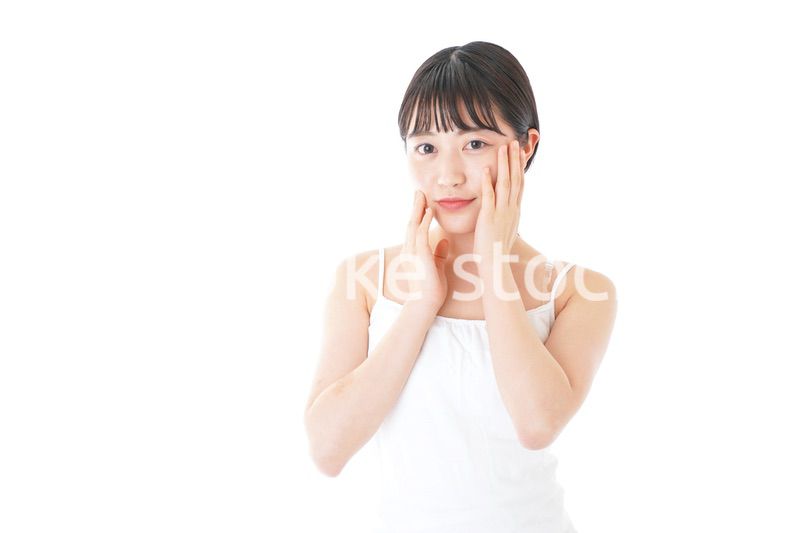 肌のケアをする若い女性