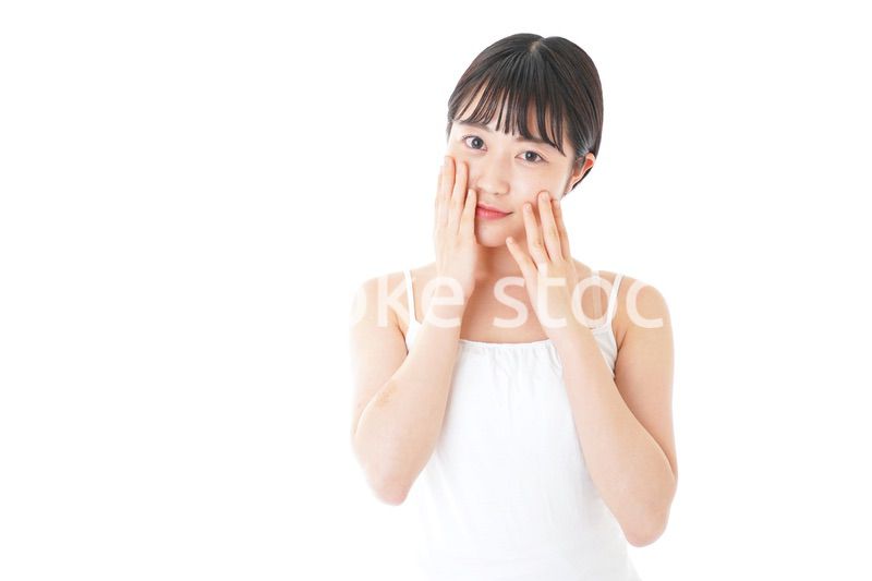 肌のケアをする若い女性