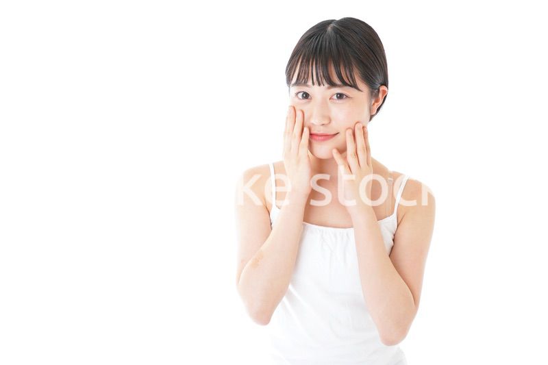 肌のケアをする若い女性