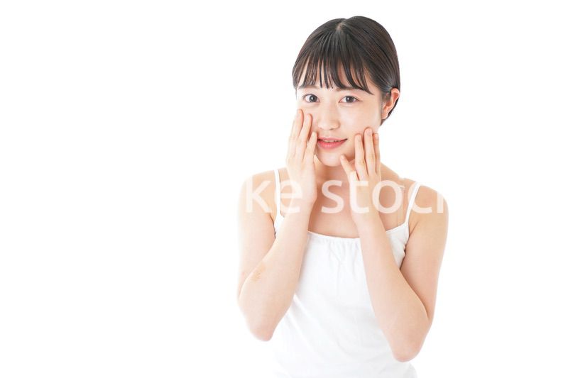 肌のケアをする若い女性