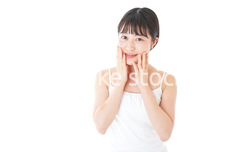 肌のケアをする若い女性