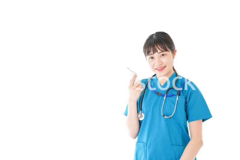 体温測定をする笑顔の若いナース
