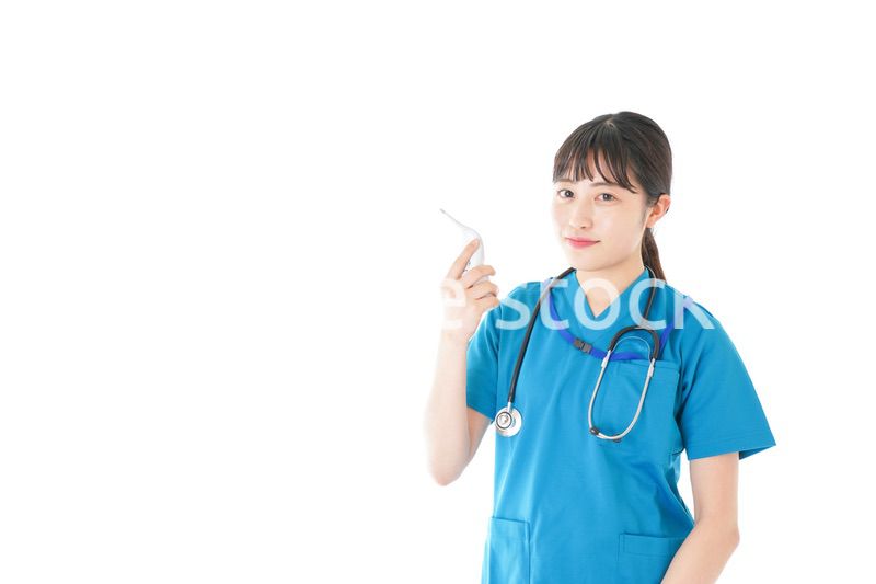 体温測定をする笑顔の若いナース