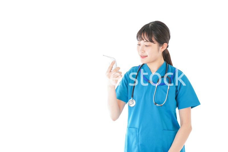 体温測定をする笑顔の若いナース