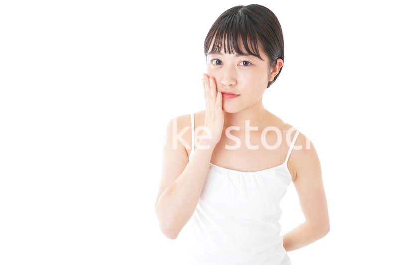 肌のケアをする若い女性