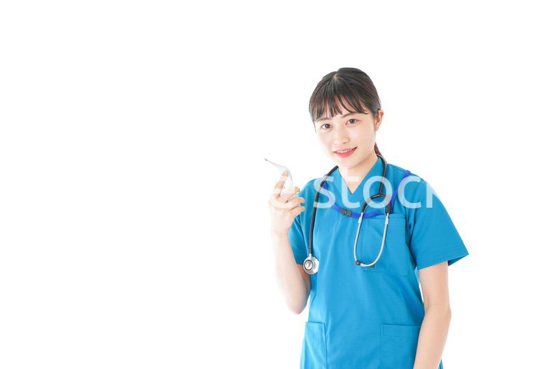 体温測定をする笑顔の若いナース