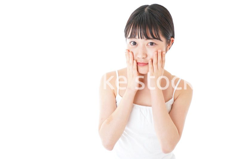 肌のケアをする若い女性