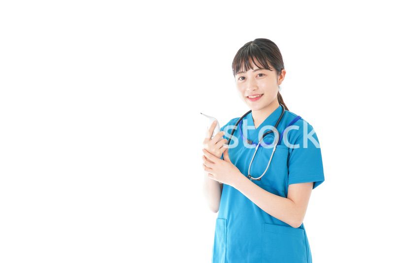 体温測定をする笑顔の若いナース