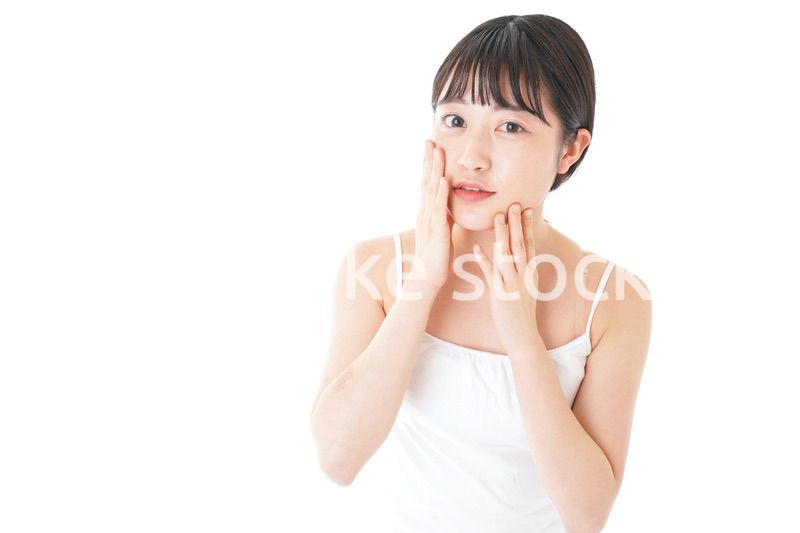 肌のケアをする若い女性