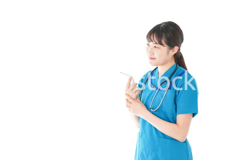 体温測定をする笑顔の若いナース