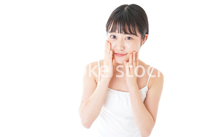 肌のケアをする若い女性