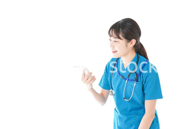 体温測定をする笑顔の若いナース