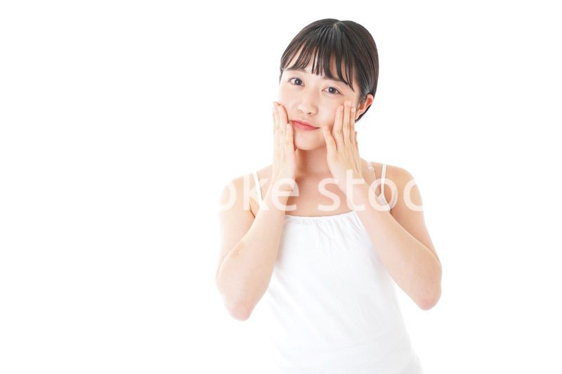 肌のケアをする若い女性