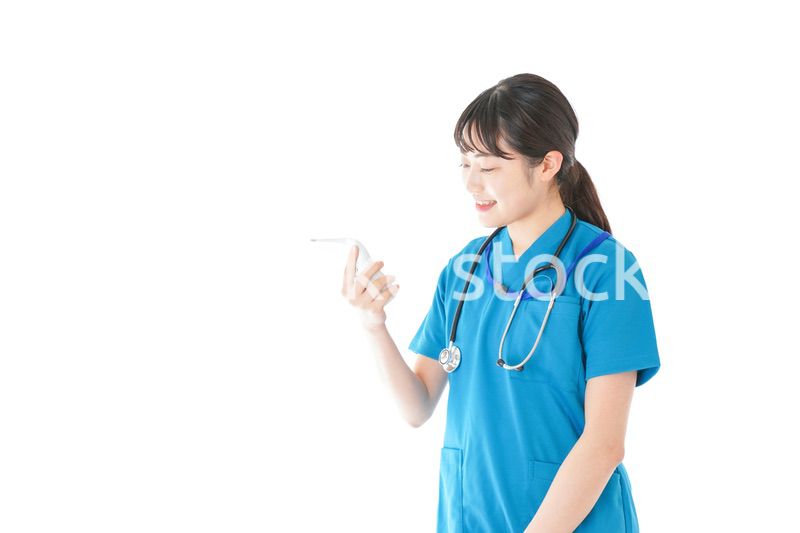 体温測定をする笑顔の若いナース