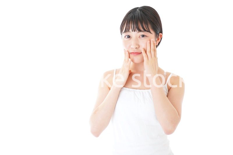 肌のケアをする若い女性