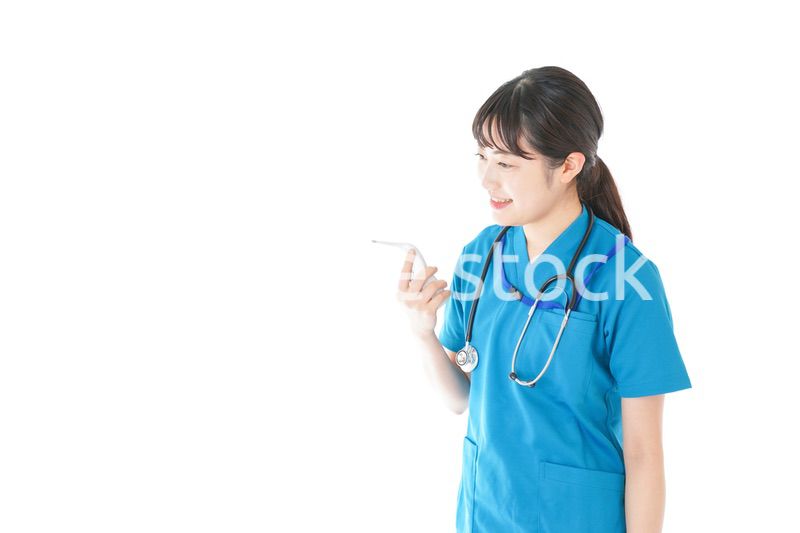 体温測定をする笑顔の若いナース