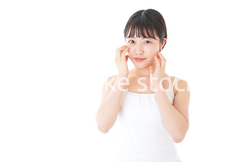 肌のケアをする若い女性