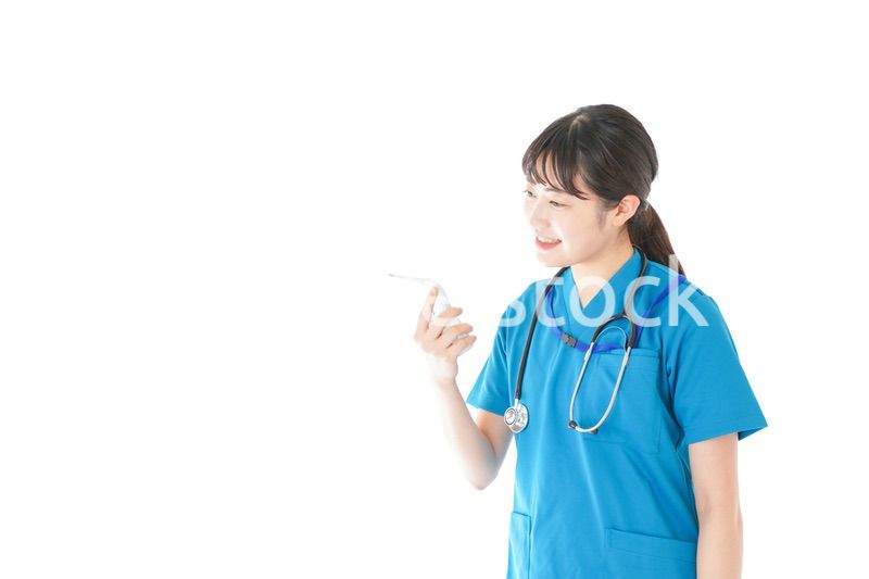 体温測定をする笑顔の若いナース