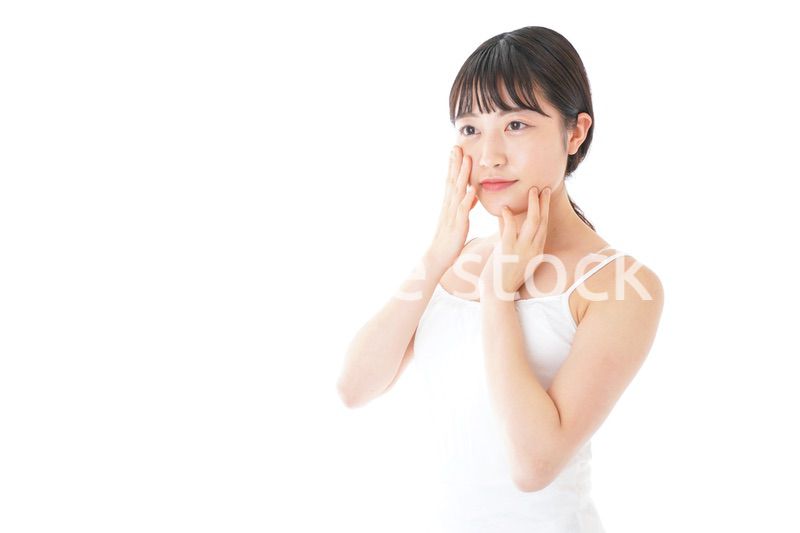 肌のケアをする若い女性