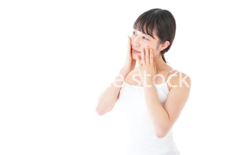 肌のケアをする若い女性