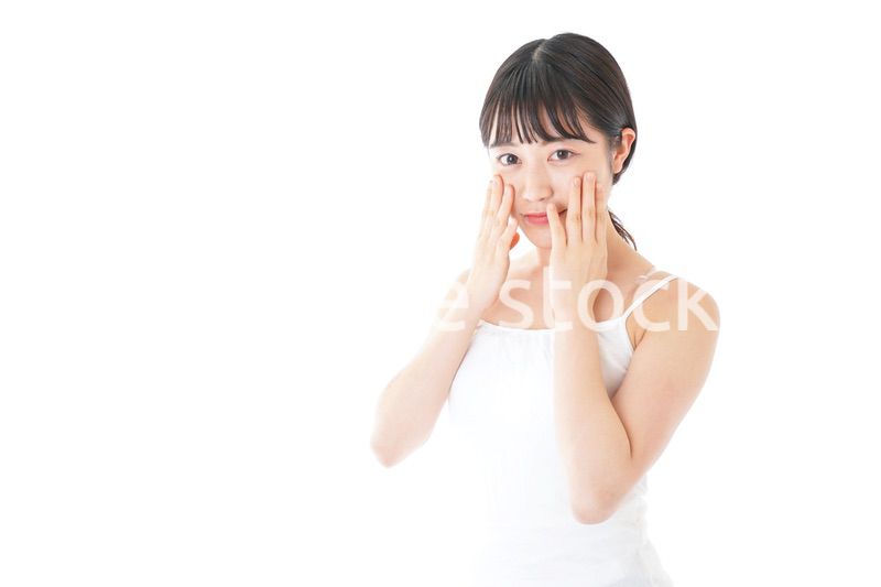 肌のケアをする若い女性