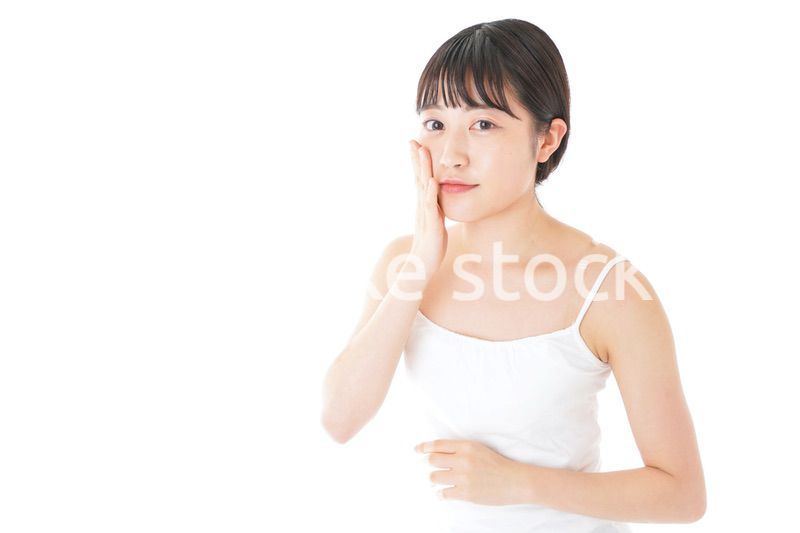 肌のケアをする若い女性