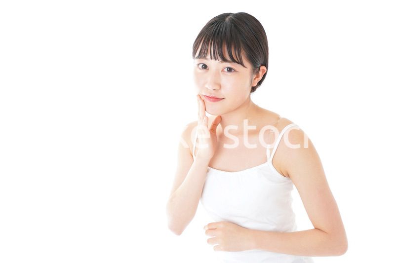 肌のケアをする若い女性