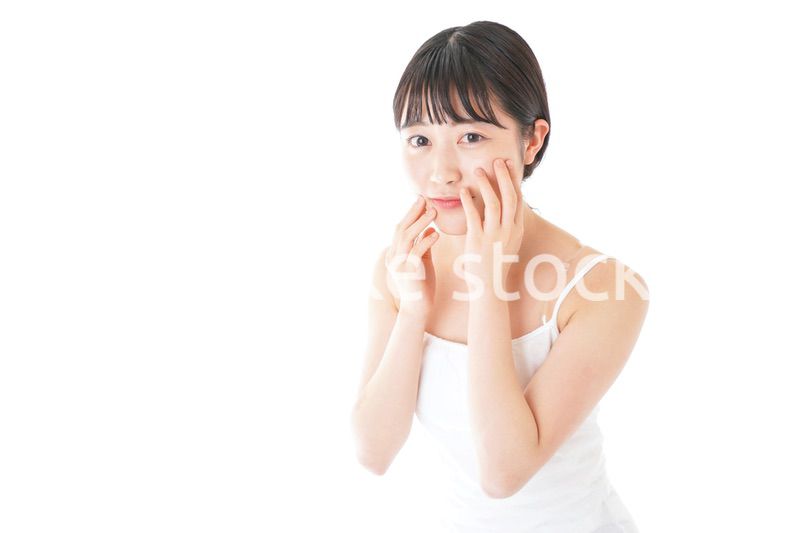 肌のケアをする若い女性